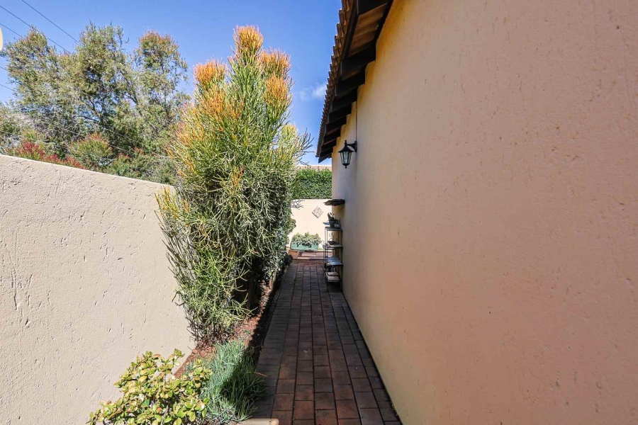 2 Bedroom Property for Sale in Rooihuiskraal North Gauteng