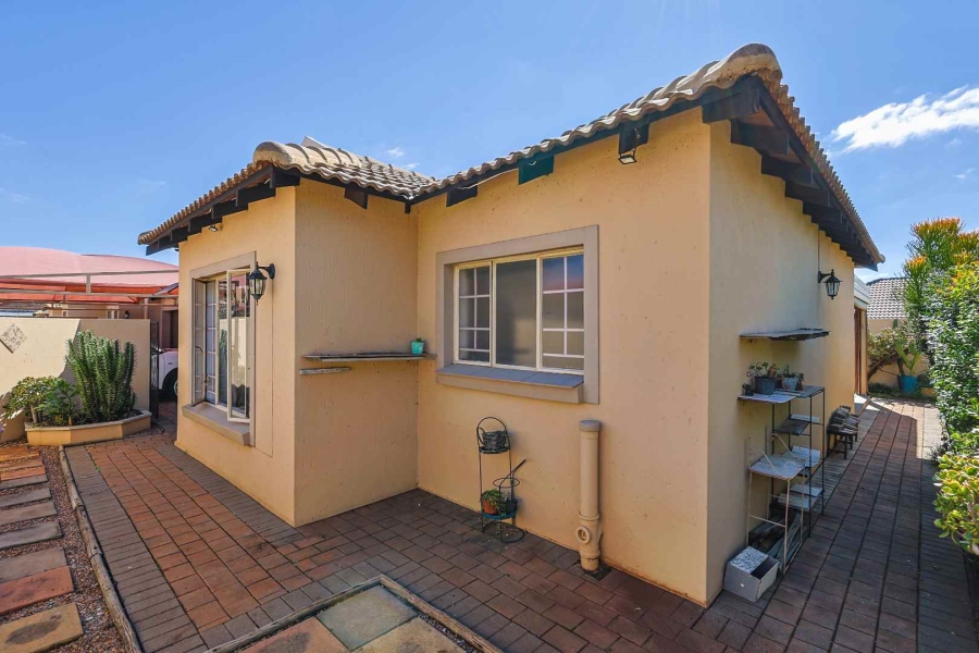2 Bedroom Property for Sale in Rooihuiskraal North Gauteng