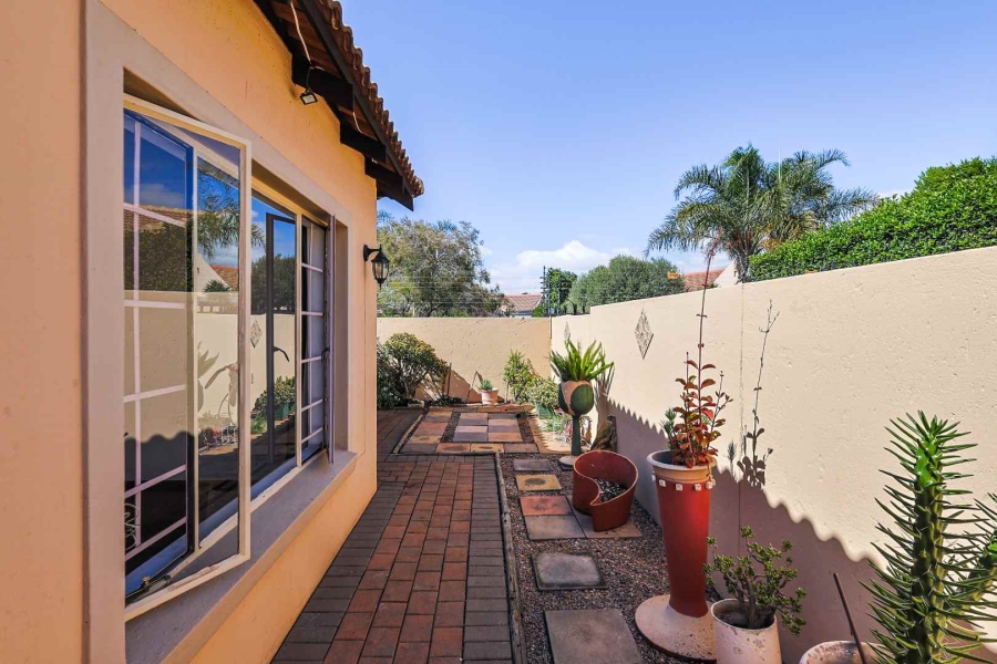 2 Bedroom Property for Sale in Rooihuiskraal North Gauteng