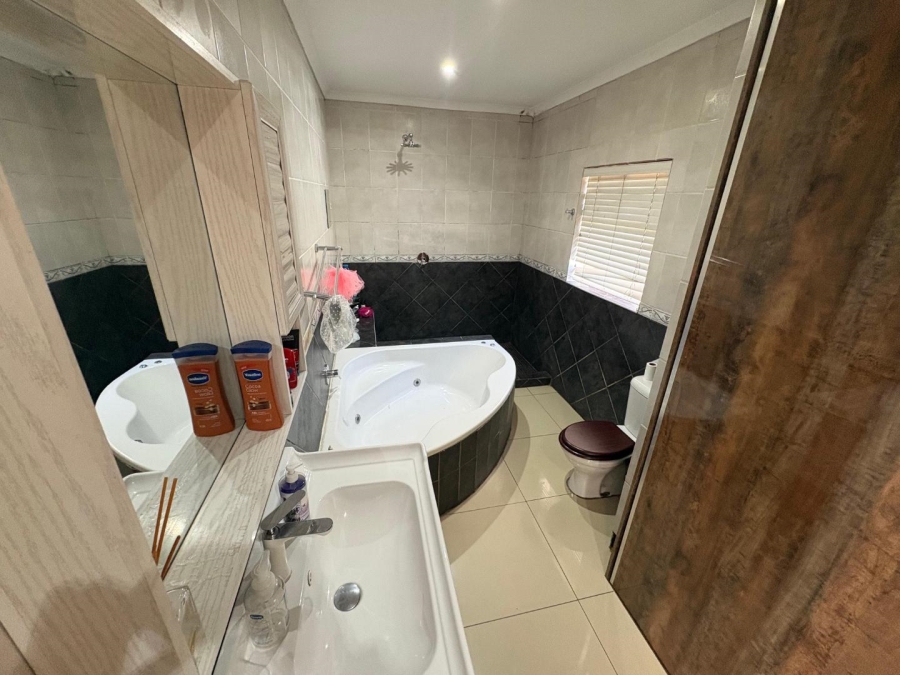 5 Bedroom Property for Sale in Croydon Gauteng