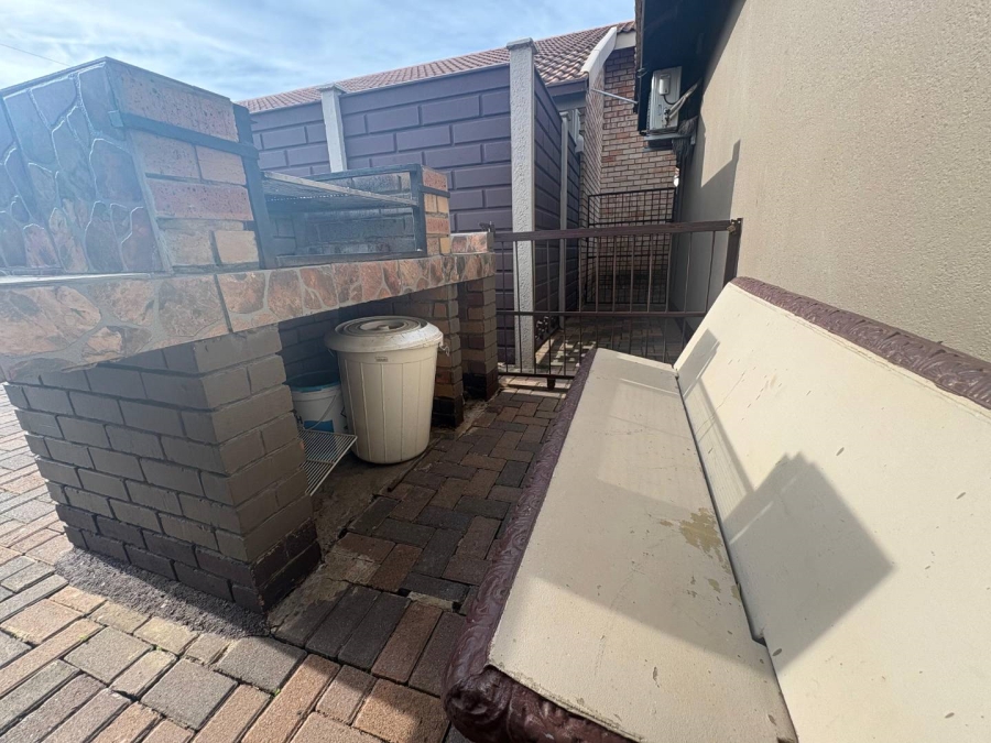 4 Bedroom Property for Sale in Golf Park Gauteng