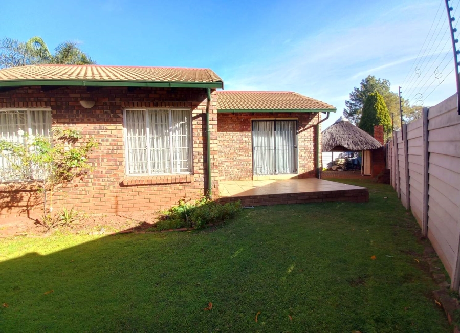 2 Bedroom Property for Sale in Die Hoewes Gauteng