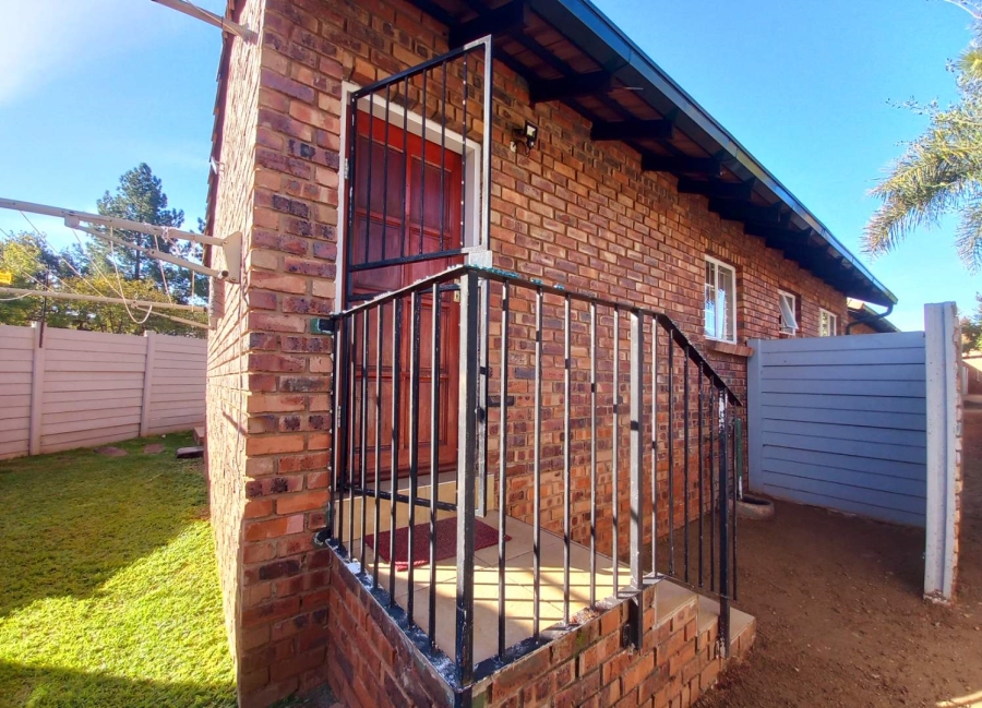 2 Bedroom Property for Sale in Die Hoewes Gauteng