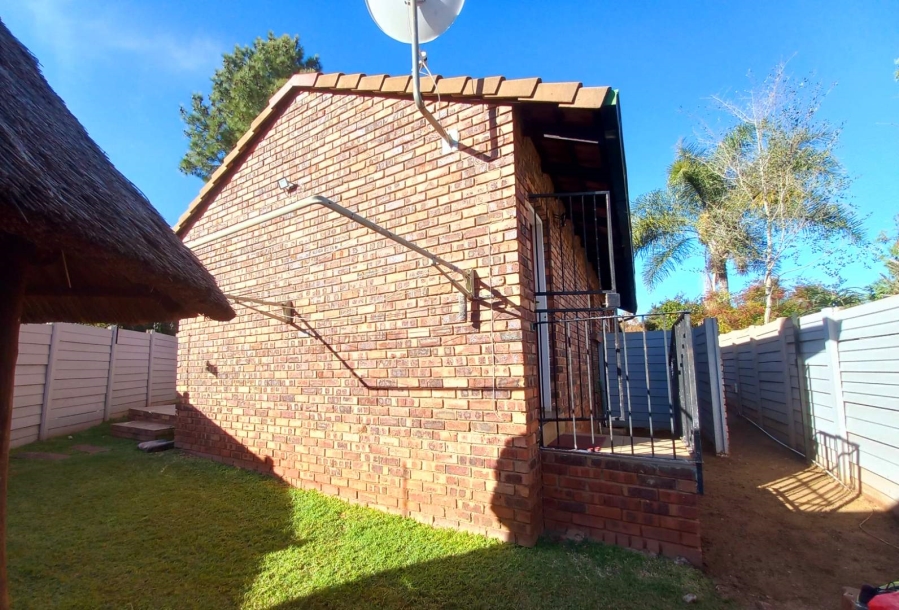 2 Bedroom Property for Sale in Die Hoewes Gauteng