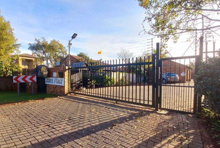 2 Bedroom Property for Sale in Die Hoewes Gauteng
