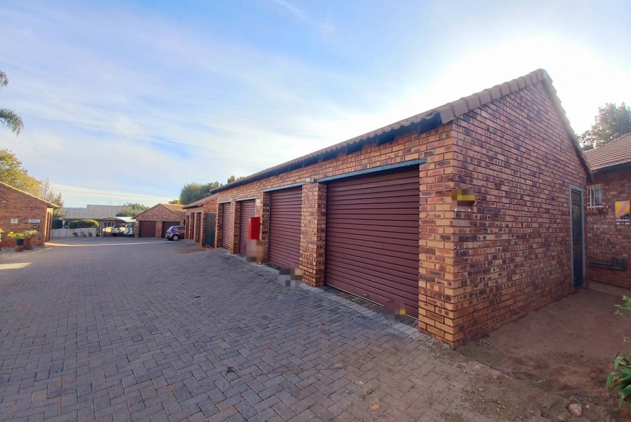 2 Bedroom Property for Sale in Die Hoewes Gauteng