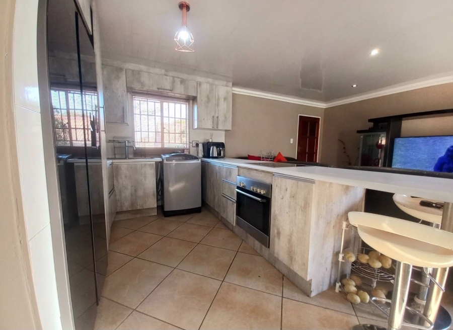 2 Bedroom Property for Sale in Die Hoewes Gauteng