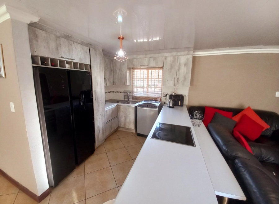 2 Bedroom Property for Sale in Die Hoewes Gauteng