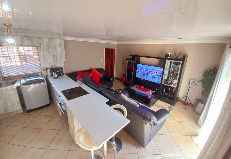 2 Bedroom Property for Sale in Die Hoewes Gauteng