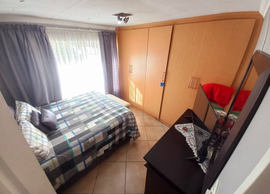2 Bedroom Property for Sale in Die Hoewes Gauteng
