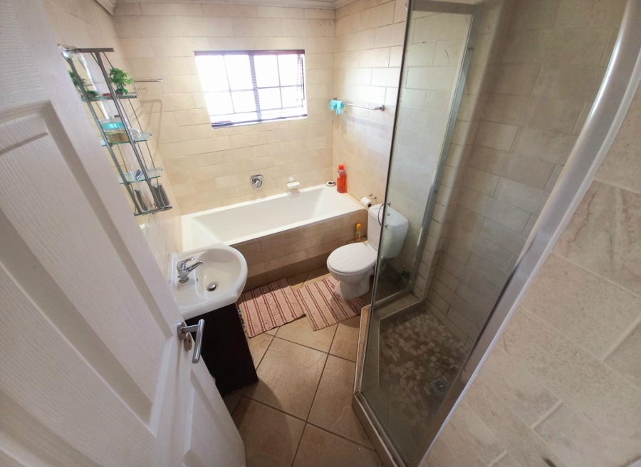 2 Bedroom Property for Sale in Die Hoewes Gauteng