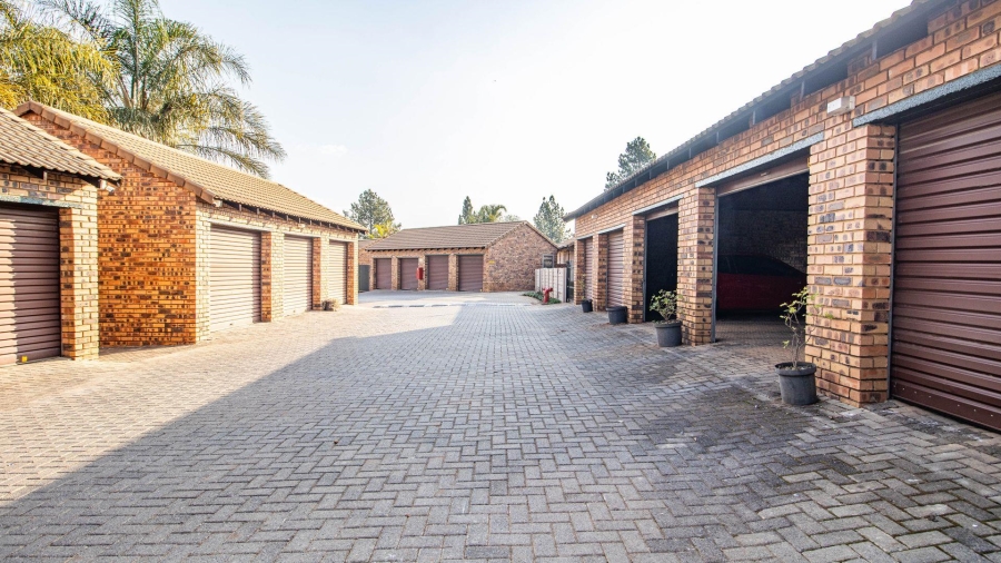 2 Bedroom Property for Sale in Die Hoewes Gauteng