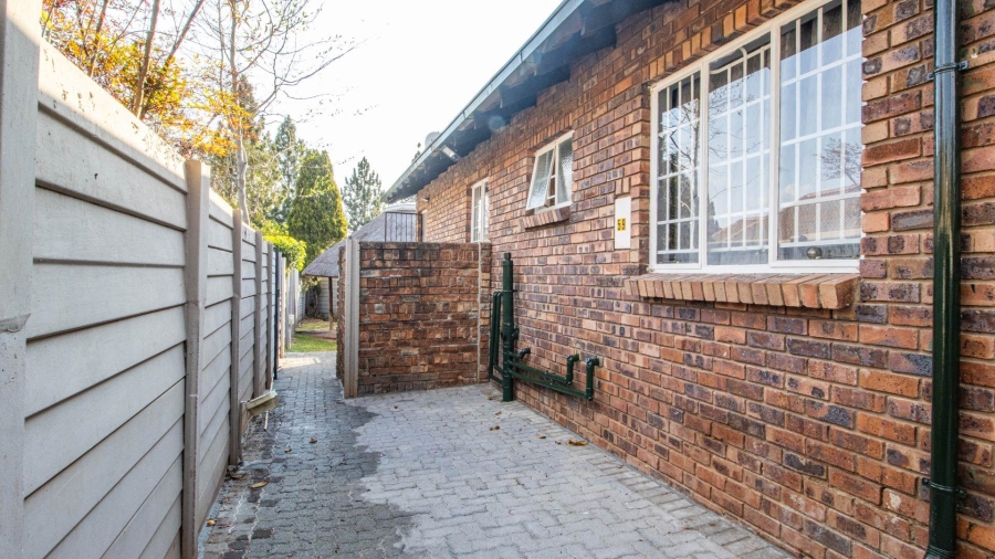 2 Bedroom Property for Sale in Die Hoewes Gauteng