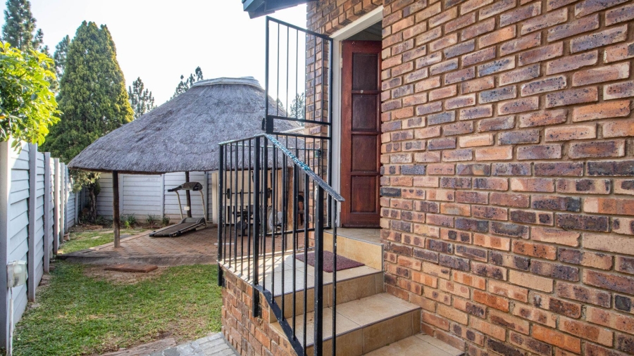 2 Bedroom Property for Sale in Die Hoewes Gauteng