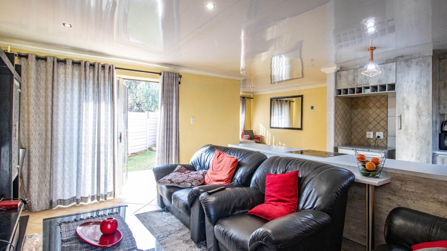 2 Bedroom Property for Sale in Die Hoewes Gauteng