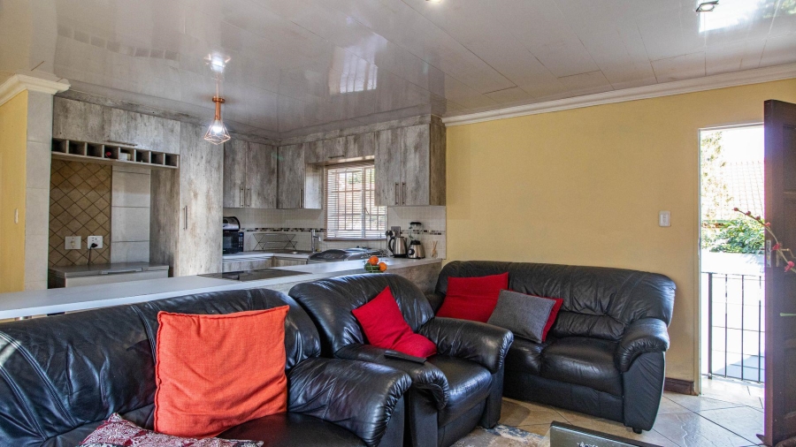 2 Bedroom Property for Sale in Die Hoewes Gauteng