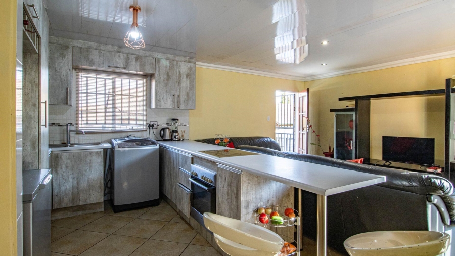 2 Bedroom Property for Sale in Die Hoewes Gauteng