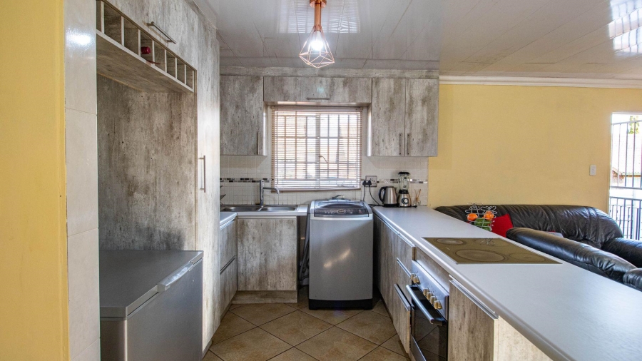 2 Bedroom Property for Sale in Die Hoewes Gauteng