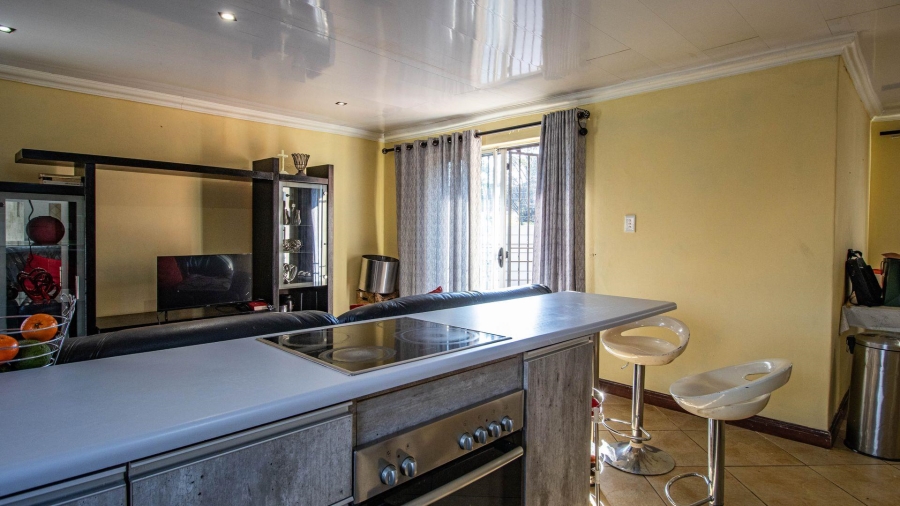2 Bedroom Property for Sale in Die Hoewes Gauteng