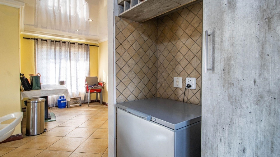 2 Bedroom Property for Sale in Die Hoewes Gauteng