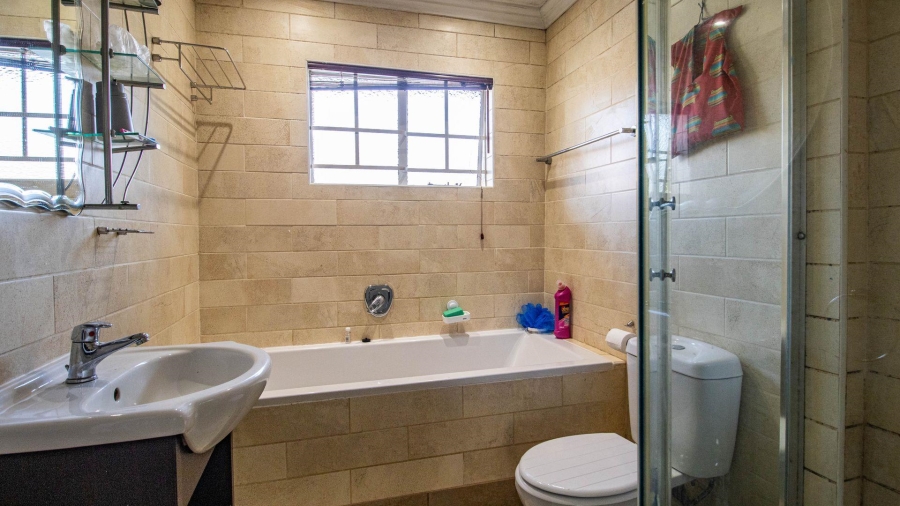 2 Bedroom Property for Sale in Die Hoewes Gauteng