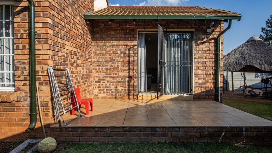 2 Bedroom Property for Sale in Die Hoewes Gauteng
