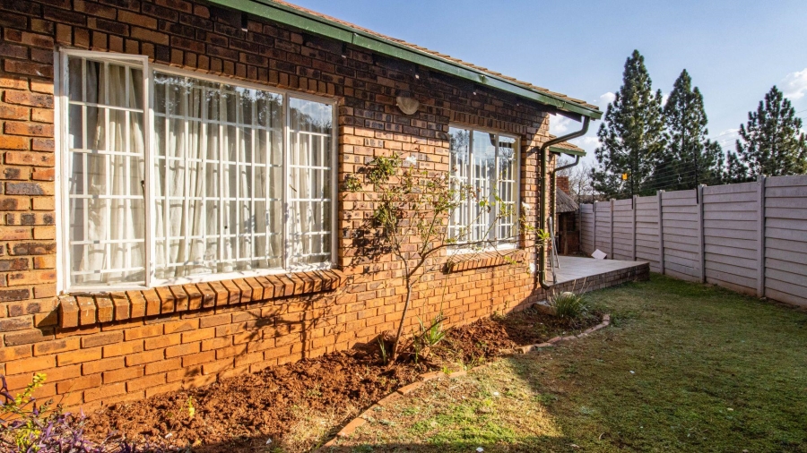 2 Bedroom Property for Sale in Die Hoewes Gauteng