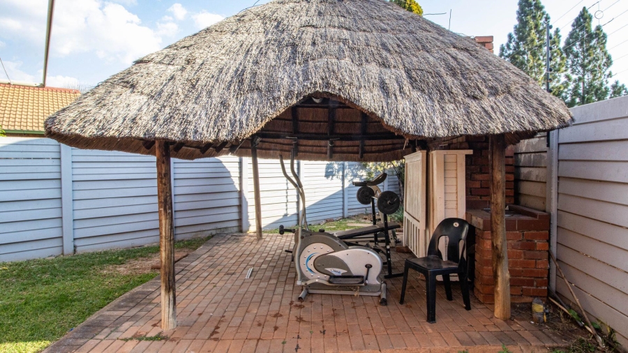 2 Bedroom Property for Sale in Die Hoewes Gauteng