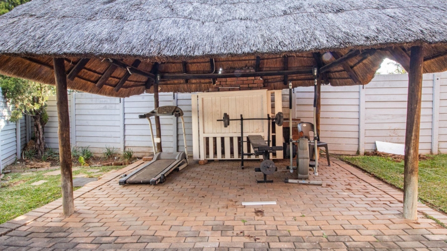 2 Bedroom Property for Sale in Die Hoewes Gauteng
