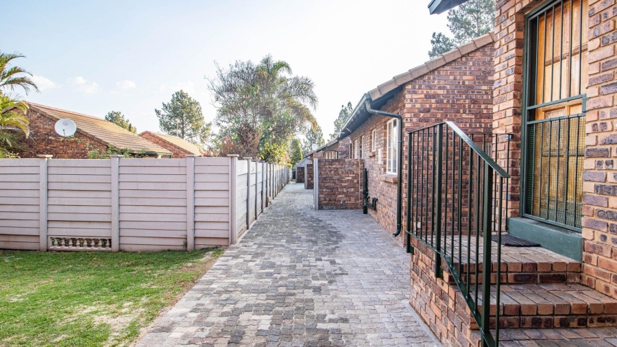 2 Bedroom Property for Sale in Die Hoewes Gauteng