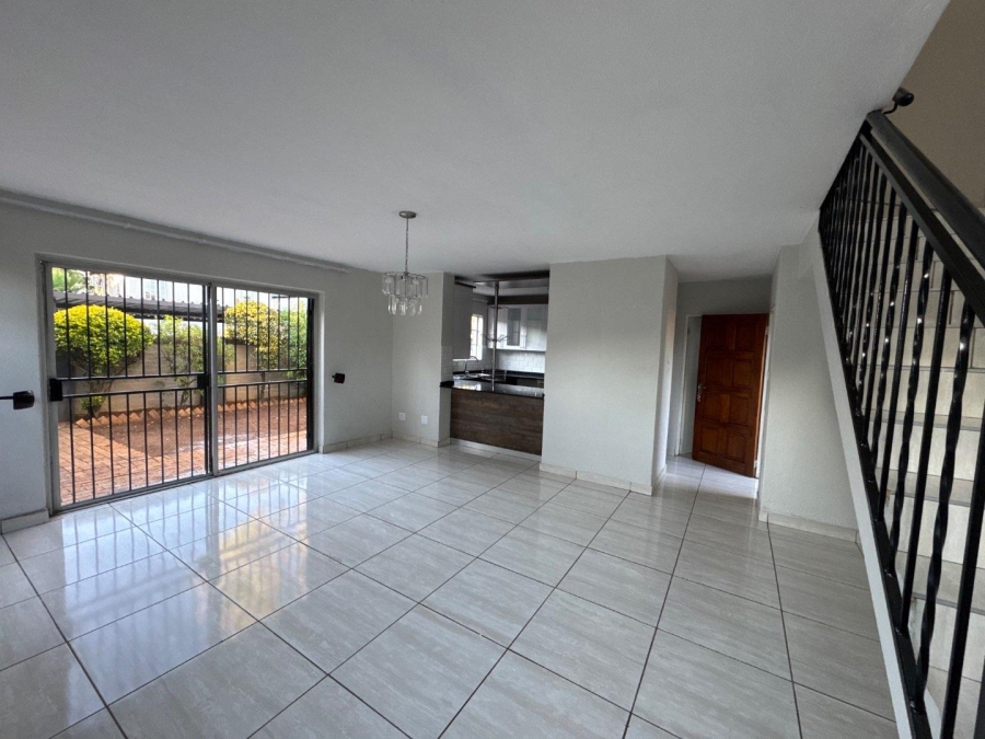 To Let 3 Bedroom Property for Rent in Heuwelsig Estate Gauteng