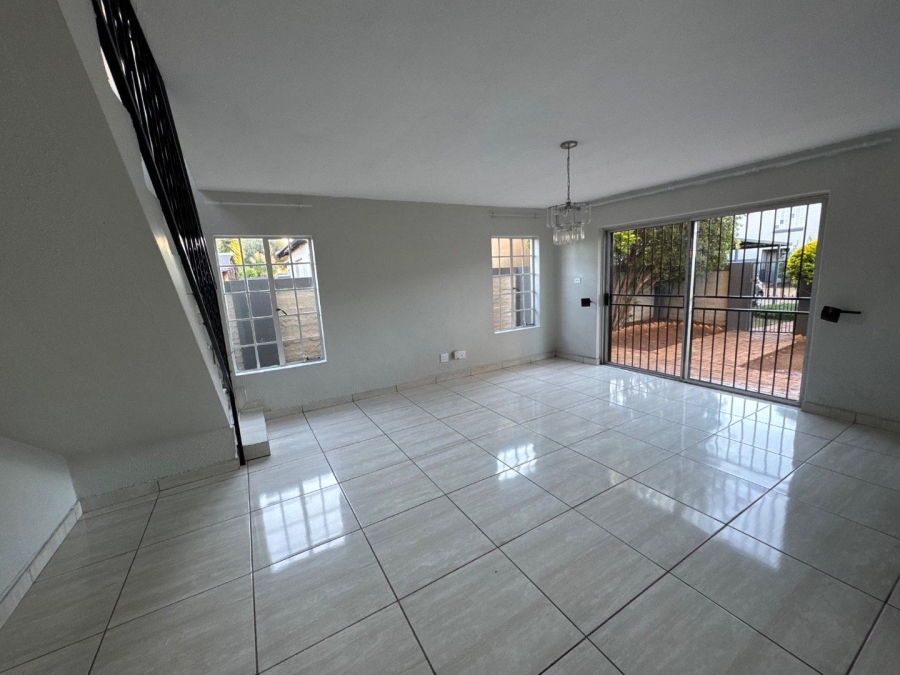 To Let 3 Bedroom Property for Rent in Heuwelsig Estate Gauteng