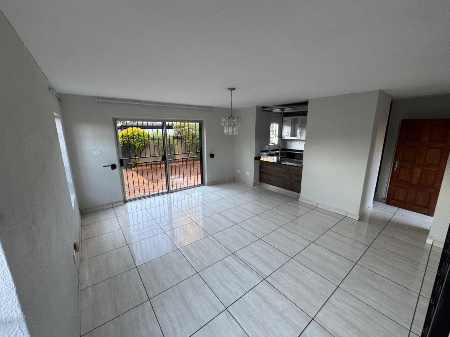 To Let 3 Bedroom Property for Rent in Heuwelsig Estate Gauteng