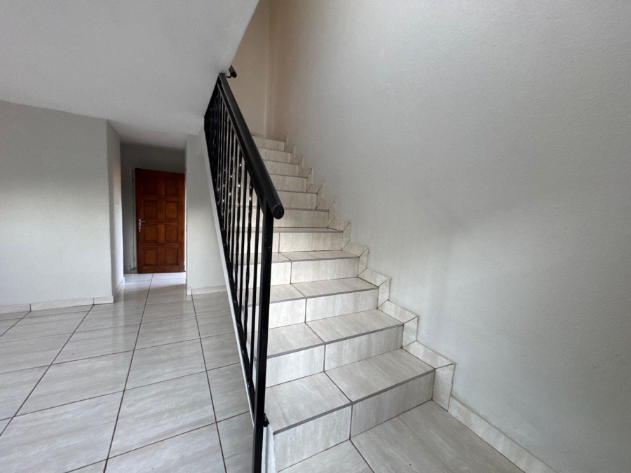 To Let 3 Bedroom Property for Rent in Heuwelsig Estate Gauteng