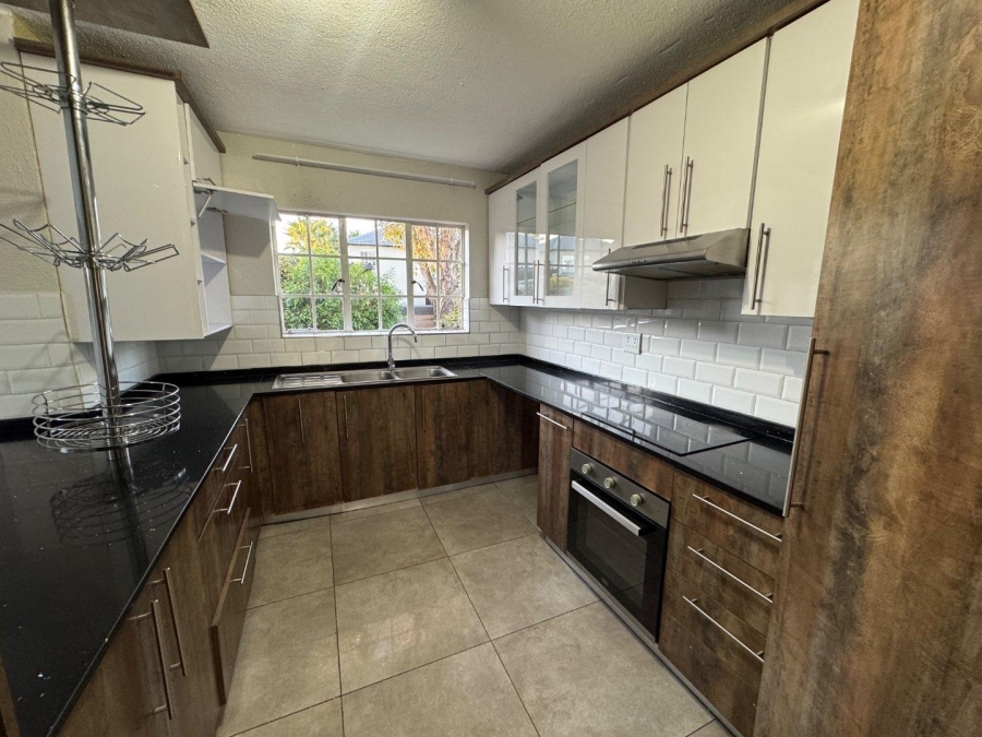To Let 3 Bedroom Property for Rent in Heuwelsig Estate Gauteng