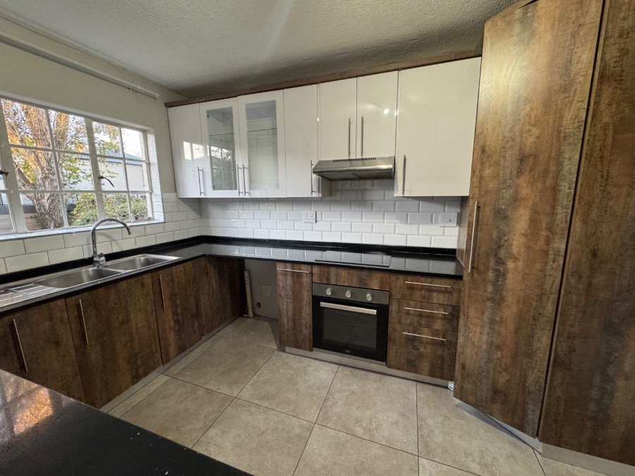 To Let 3 Bedroom Property for Rent in Heuwelsig Estate Gauteng
