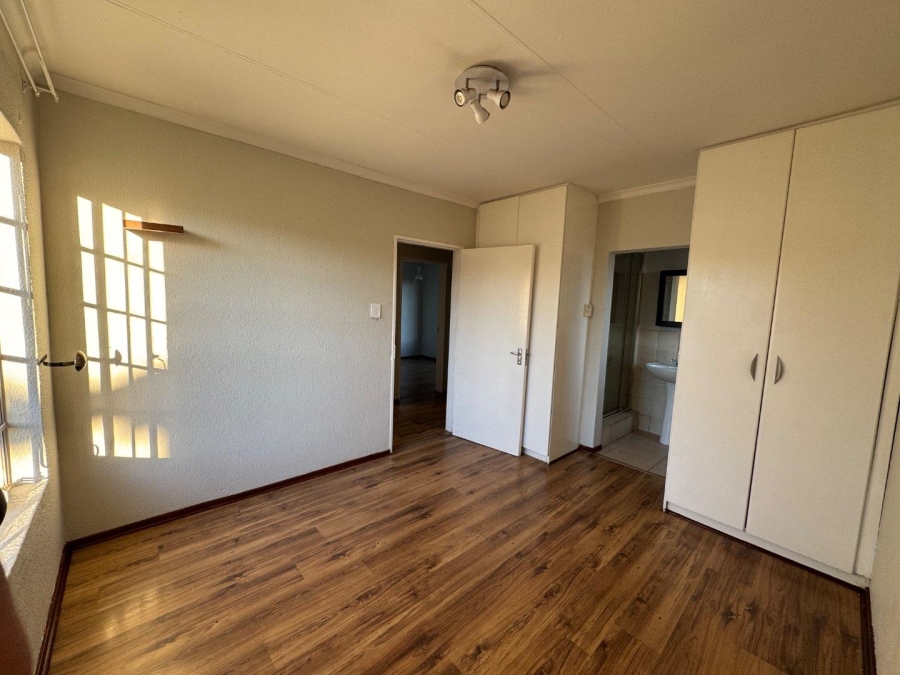 To Let 3 Bedroom Property for Rent in Heuwelsig Estate Gauteng
