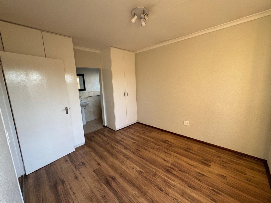 To Let 3 Bedroom Property for Rent in Heuwelsig Estate Gauteng