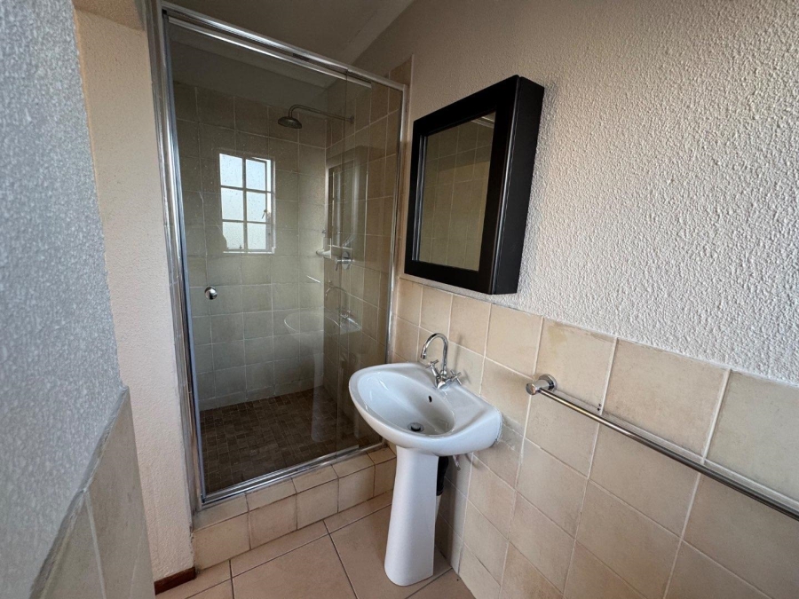 To Let 3 Bedroom Property for Rent in Heuwelsig Estate Gauteng