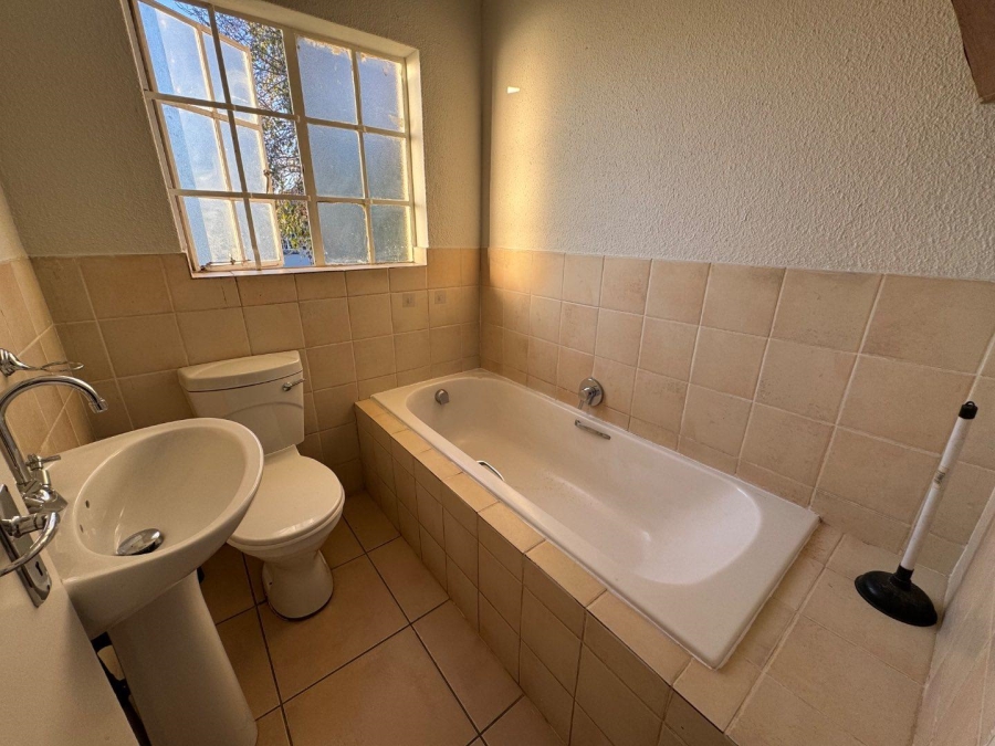 To Let 3 Bedroom Property for Rent in Heuwelsig Estate Gauteng