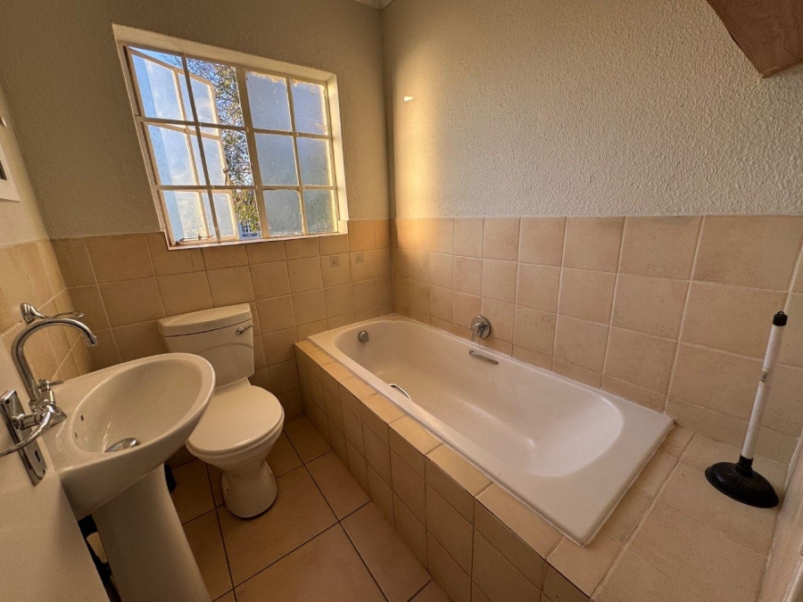 To Let 3 Bedroom Property for Rent in Heuwelsig Estate Gauteng