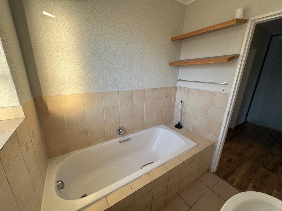 To Let 3 Bedroom Property for Rent in Heuwelsig Estate Gauteng
