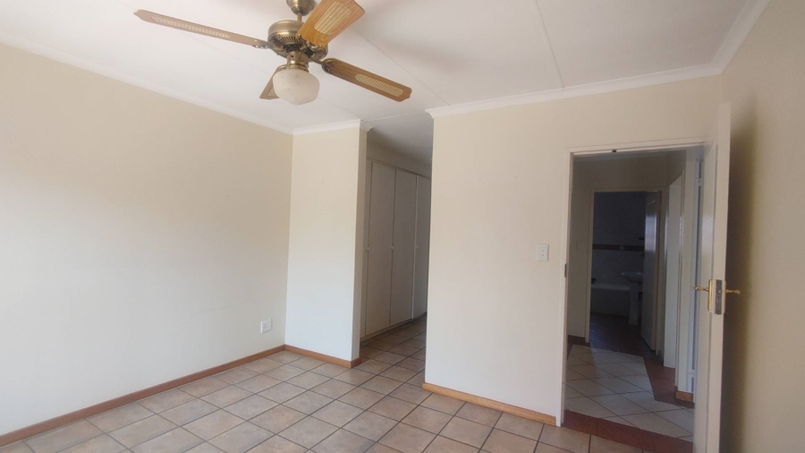 3 Bedroom Property for Sale in Die Hoewes Gauteng