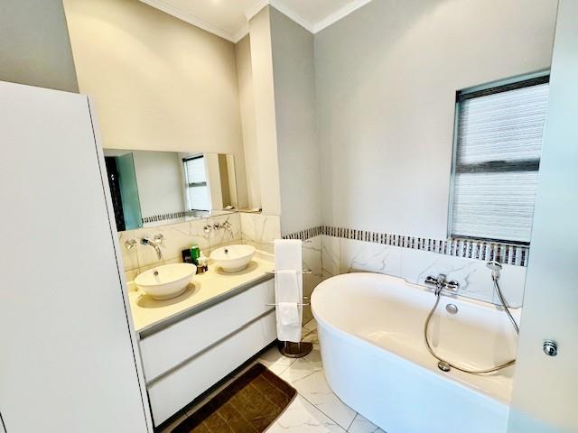 To Let 3 Bedroom Property for Rent in Sandhurst Gauteng