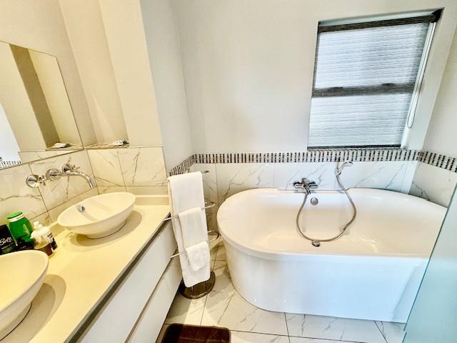 To Let 3 Bedroom Property for Rent in Sandhurst Gauteng