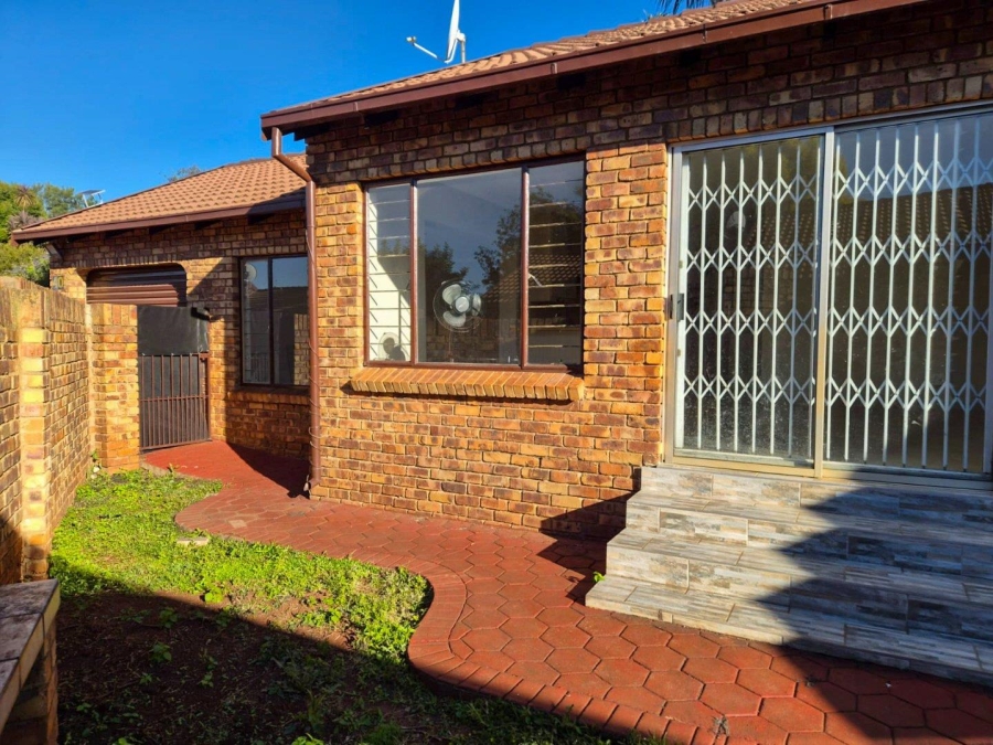 To Let 3 Bedroom Property for Rent in Eldoraigne Gauteng