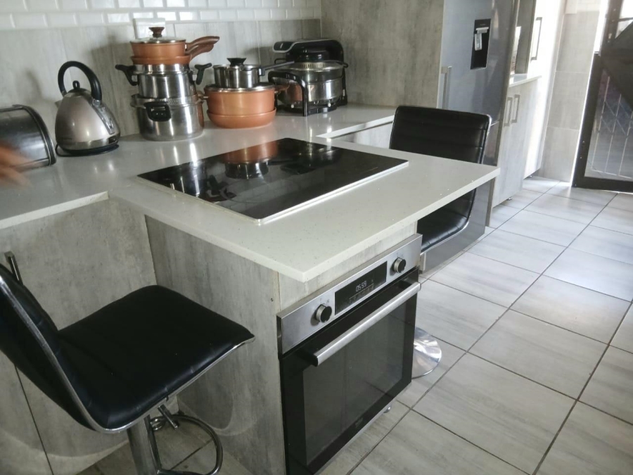 3 Bedroom Property for Sale in Mountain View Gauteng