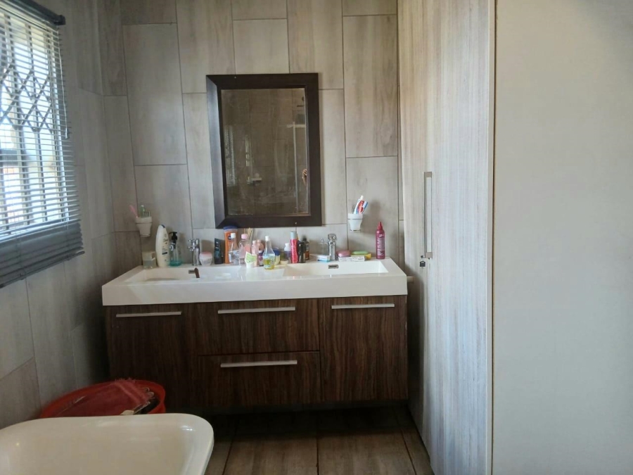 3 Bedroom Property for Sale in Mountain View Gauteng