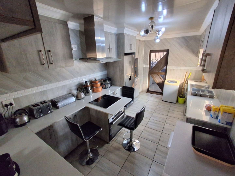 3 Bedroom Property for Sale in Mountain View Gauteng
