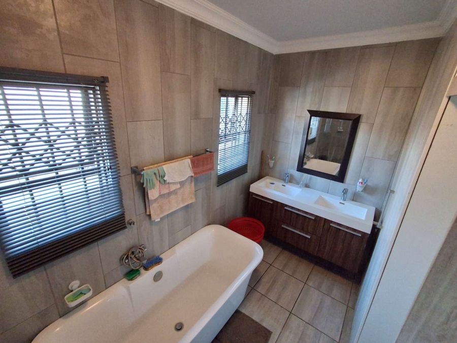 3 Bedroom Property for Sale in Mountain View Gauteng